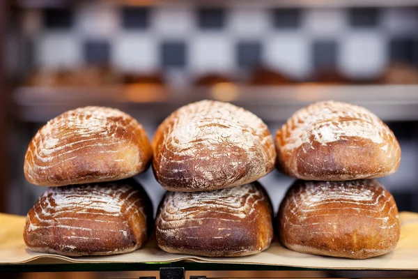 Esposizione di pani di pane fatti a mano — Foto Stock