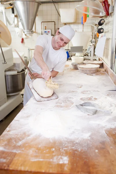 Chef au travail dans une boulangerie — Photo