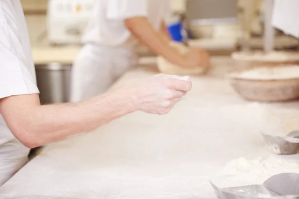 Bäcker bei der Arbeit — Stockfoto