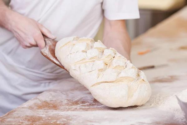 The art of cutting a loaf of bread — Stock Photo, Image