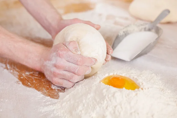 Пекарь смешивает свежие тесто — стоковое фото