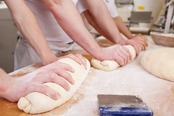 Handmatige productie van vers brood — Stockfoto