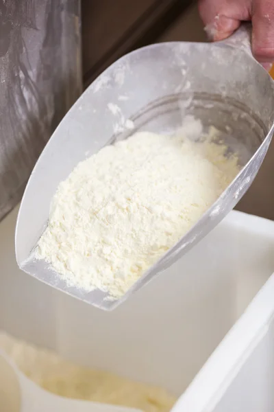 測定の小麦粉のスプーン — ストック写真