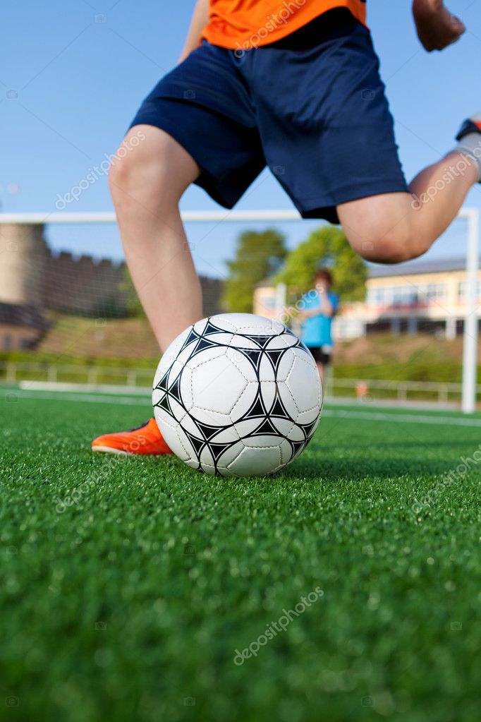 Foto de Vista De Ângulo Baixo De Um Jovem De Pé Com A Bola De