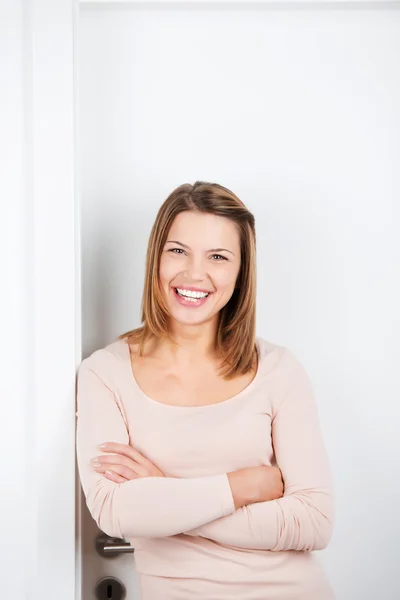 Gelukkig brunette vrouw — Stockfoto