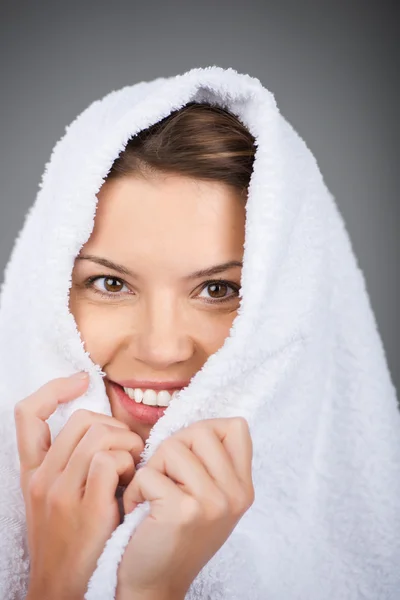 Femme avec serviette — Photo