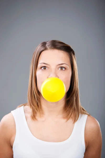 Bläst gelben Luftballon — Stockfoto