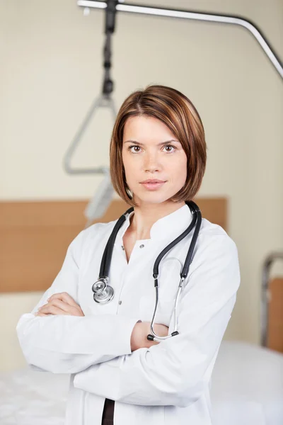 Belle femme médecin posant avec stéthoscope — Photo