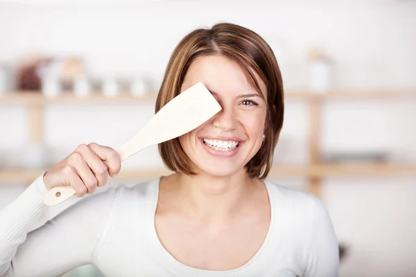 Hermosa mujer feliz con una cuchara de madera — Foto de Stock