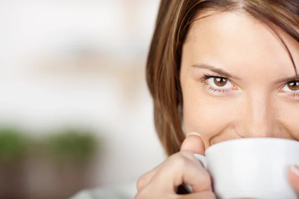 Retrato de uma mulher bonita bebendo café — Fotografia de Stock