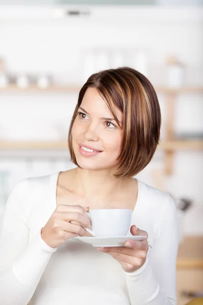 Mujer mirando hacia otro lado mientras bebe café — Foto de Stock