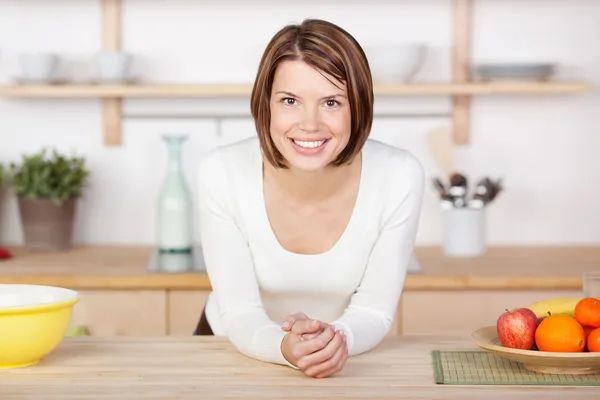 Профиль портрет улыбающейся женщины на кухне — стоковое фото