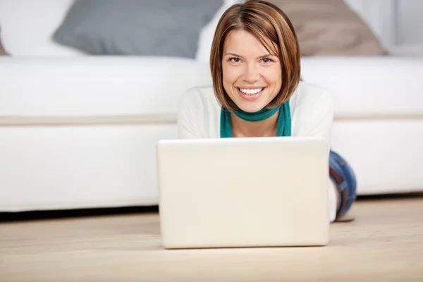 Lachende vrouw kijken naar de camera terwijl u werkt — Stockfoto