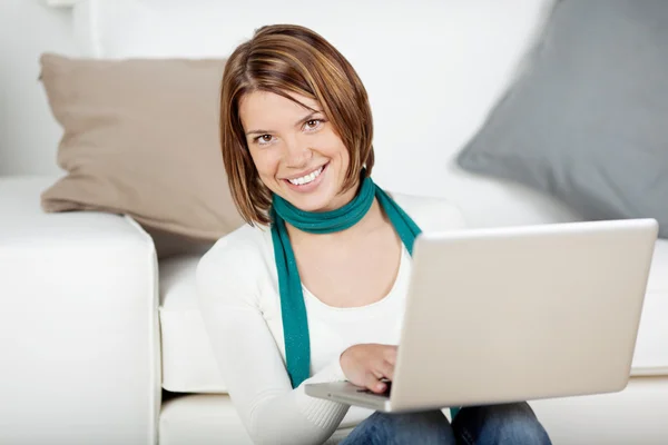 Feminino trabalhando no laptop na sala de estar — Fotografia de Stock