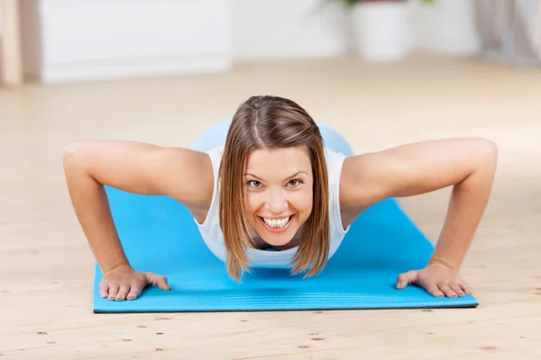 Jovem mulher exercitando e rindo — Fotografia de Stock