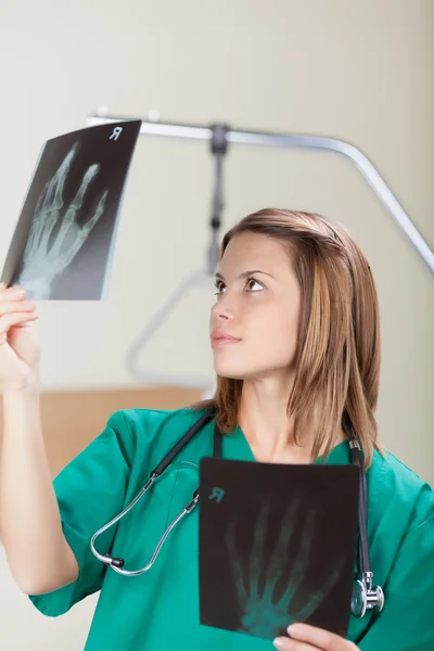 Bela médica feminina — Fotografia de Stock