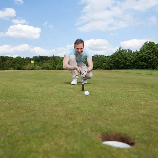 Παίχτης του γκολφ με στόχο στο γήπεδο γκολφ — Φωτογραφία Αρχείου
