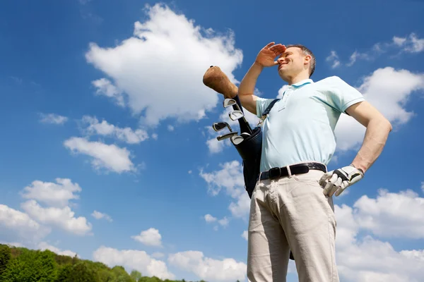 Golfer against blue sky — Stock Photo, Image