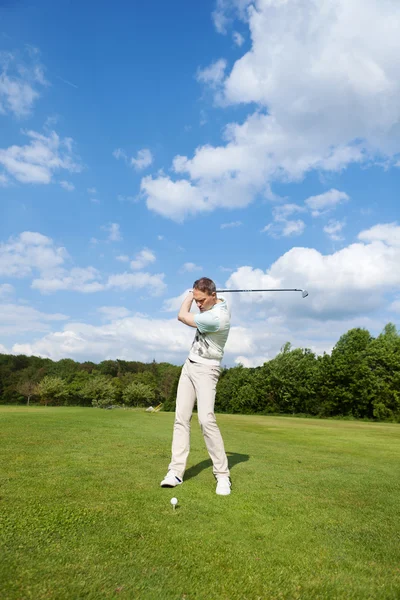 Älterer Mann spielt Golf auf Golfplatz — Stockfoto