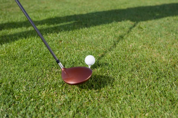 Golf Club e palla su campo erboso — Foto Stock