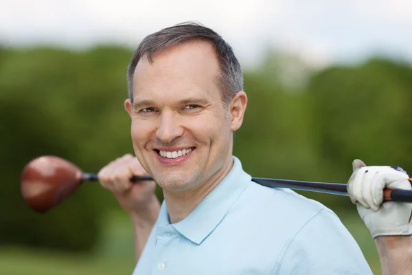 男子微笑着握住高尔夫俱乐部 — 图库照片