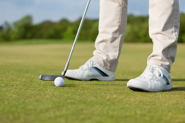 Hombre golpeando golf club con bola en curso —  Fotos de Stock