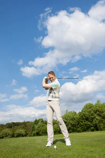 Golfer teeing off — Stock Photo, Image