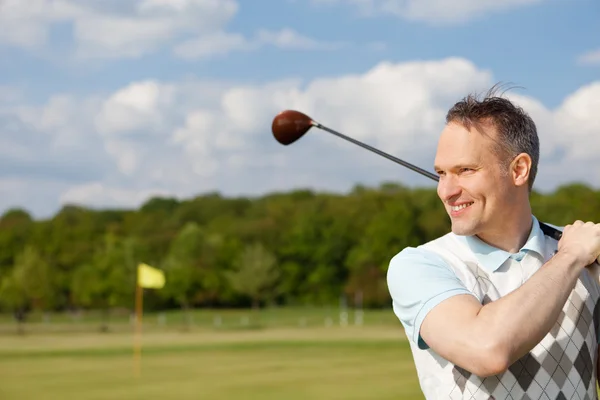 Счастливый человек, занимающийся гольфом — стоковое фото
