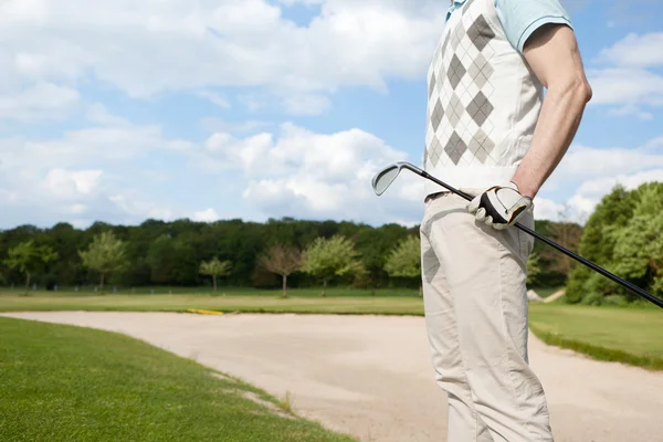 Golfista in piedi vicino trappola sabbia — Foto Stock