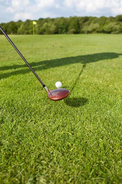 Sombra de golfista com clube de golfe e bola — Fotografia de Stock