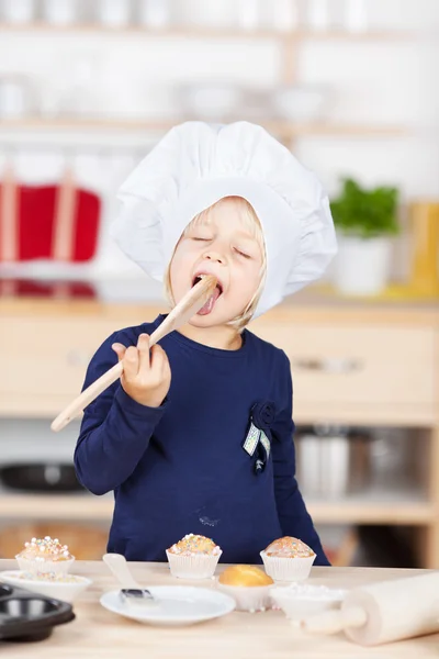 Playful little girl baking cupcakes — Stock Photo, Image