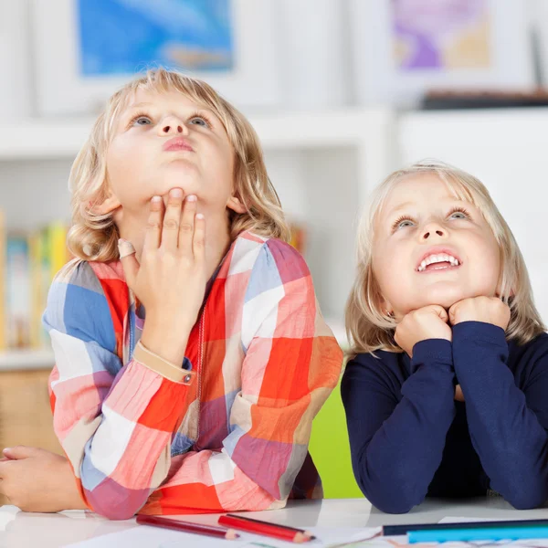 Broers en zussen met tekenobjecten papieren en potloden opzoeken — Stockfoto