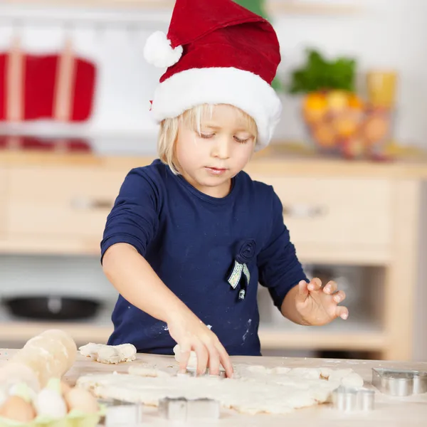 Menina fazendo biscoitos de Natal — Fotografia de Stock