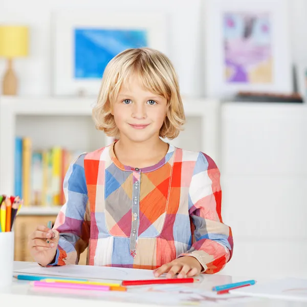 Small young girl smiling and drawing a picture — Stock Photo, Image