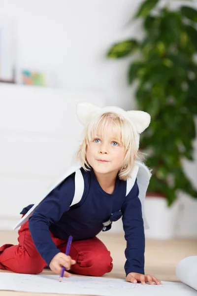 Lindo niño caucásico mirando hacia arriba mientras estudia —  Fotos de Stock