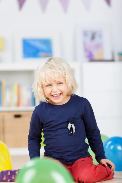 Lief klein meisje spelen met partij ballonnen — Stockfoto