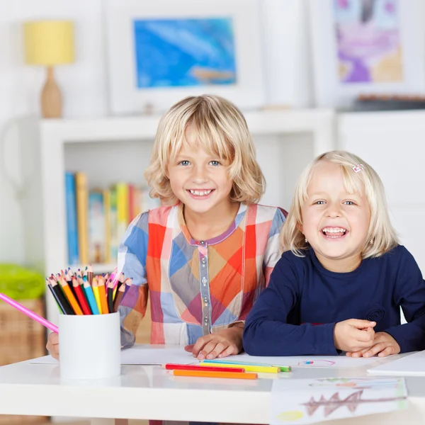 Siblings Drawing Together On Table — Stock Photo, Image