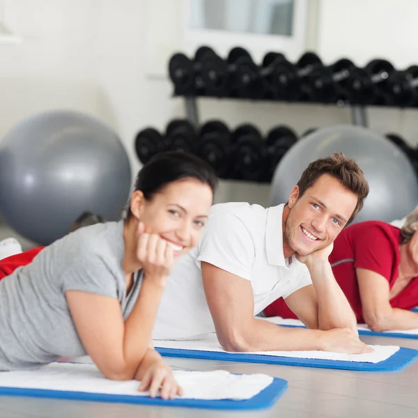 Group Lying On Mat At Gym — Stock Photo, Image