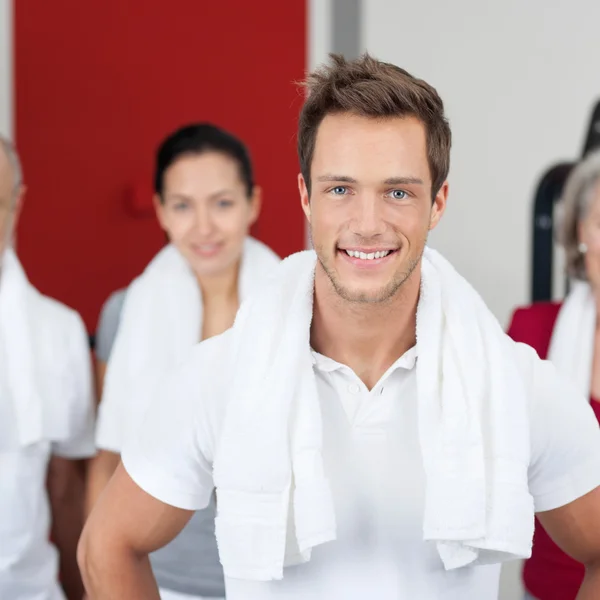 Jonge man die lacht met groep in gym — Stockfoto