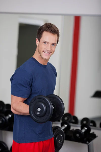 Jonge man tillen halter in gym — Stockfoto