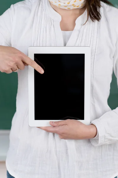 그녀의 클래스에 태블릿 화면을 가리키는 선생님 — 스톡 사진
