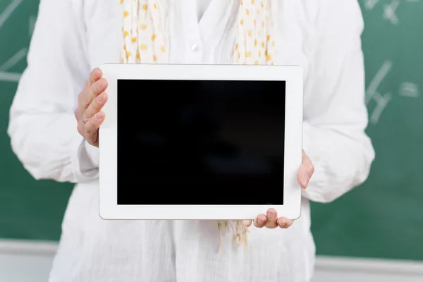 Kendi sınıf için bir tablet gösterilen öğretmen — Stok fotoğraf