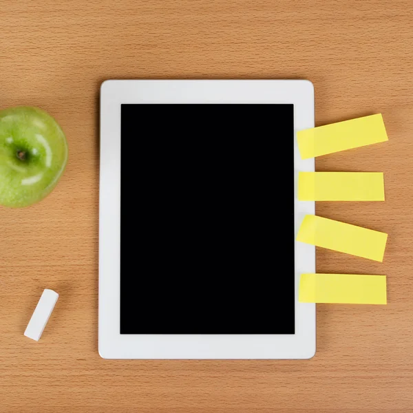 Digital tablet över en skola skrivbord med post-it — Stockfoto