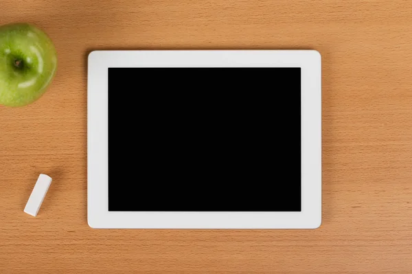 Okul masa üzerinde dijital tablet — Stok fotoğraf