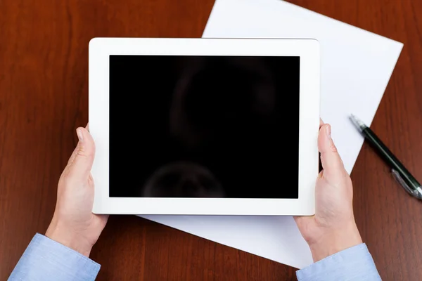 Persona de negocios sosteniendo una tableta con pantalla vacía — Foto de Stock