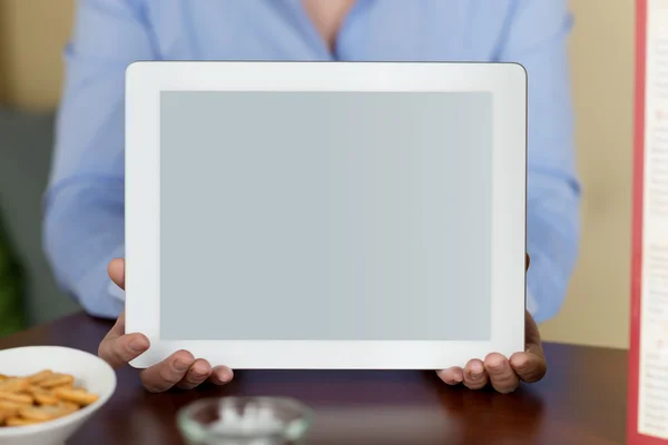 Mujer mostrando una tableta con una pantalla negra — Foto de Stock