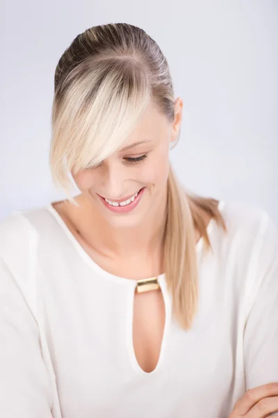 Blonde vrouw glimlachen — Stockfoto