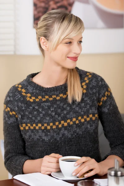 Lachende mooie blonde vrouw in een koffieshop — Stockfoto