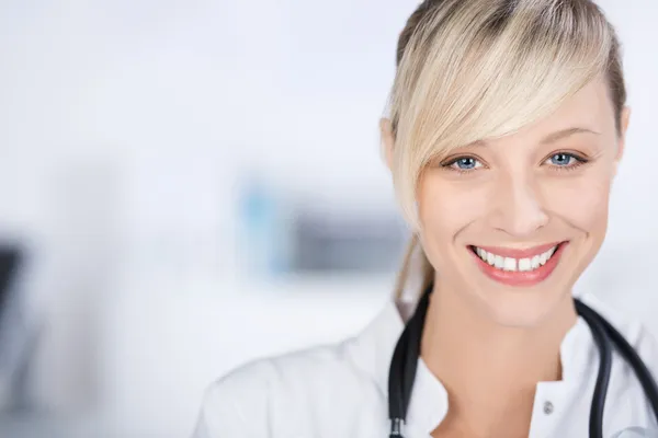 Glimlachende dokter — Stockfoto