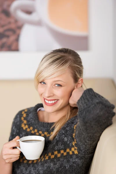 Mosolygó nő élvezi kávét a kávézóban — Stock Fotó